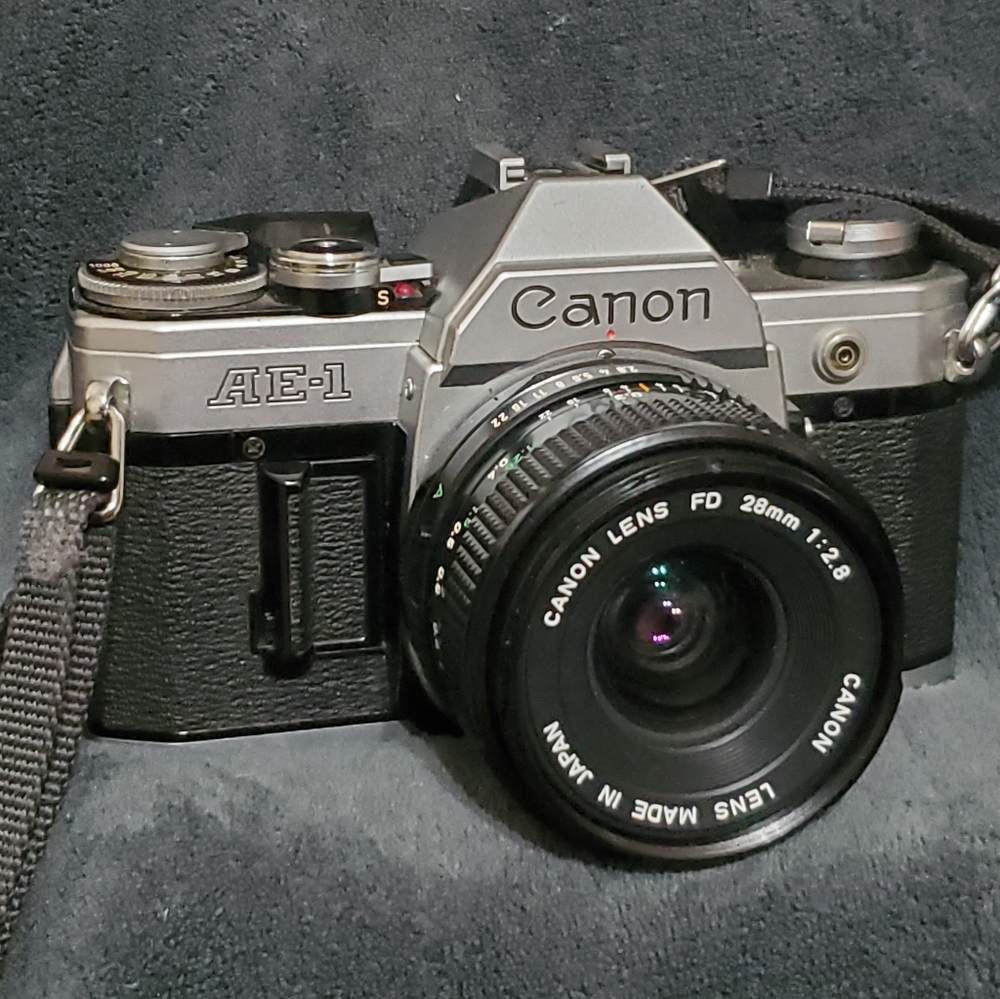 AE-1 PROGRAM 35mm Camera with 28mm Lens very good condition